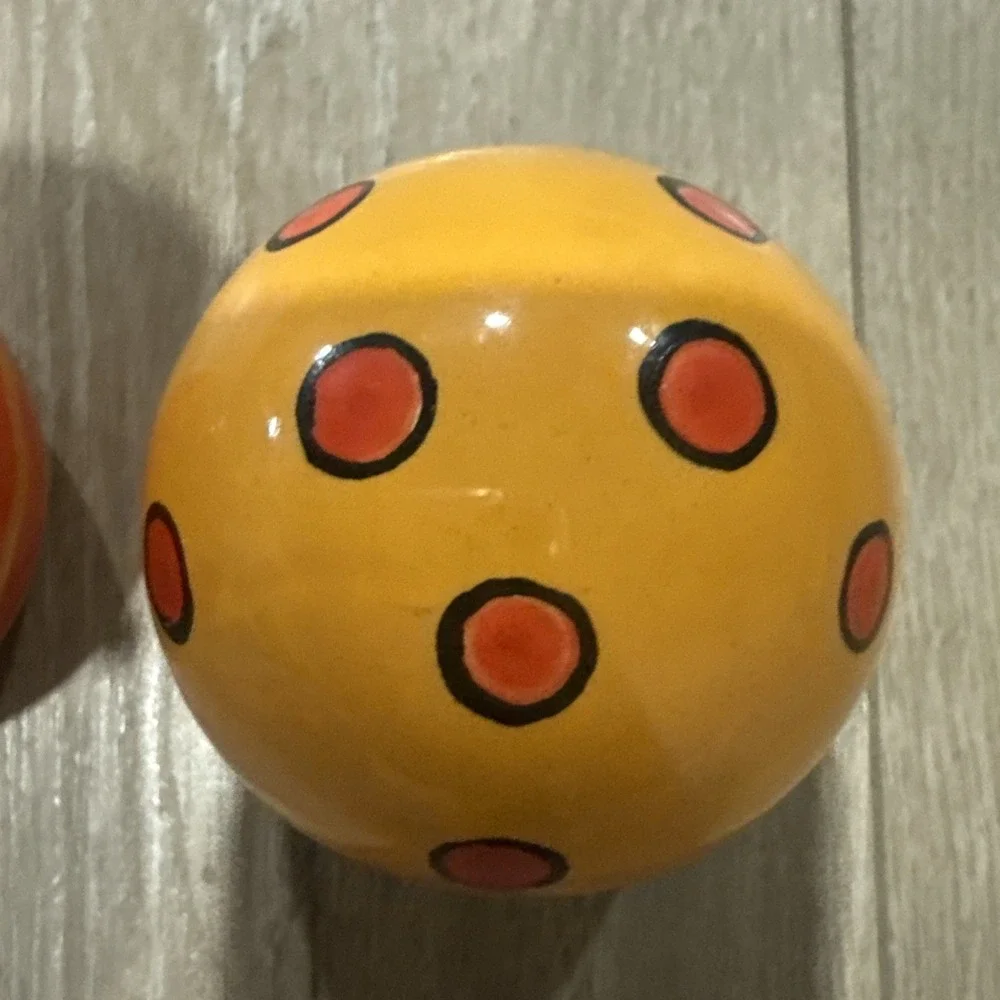 Berrywaye Painted Ceramic‎ Balls salt Pepper Decorative Collectible Display Set